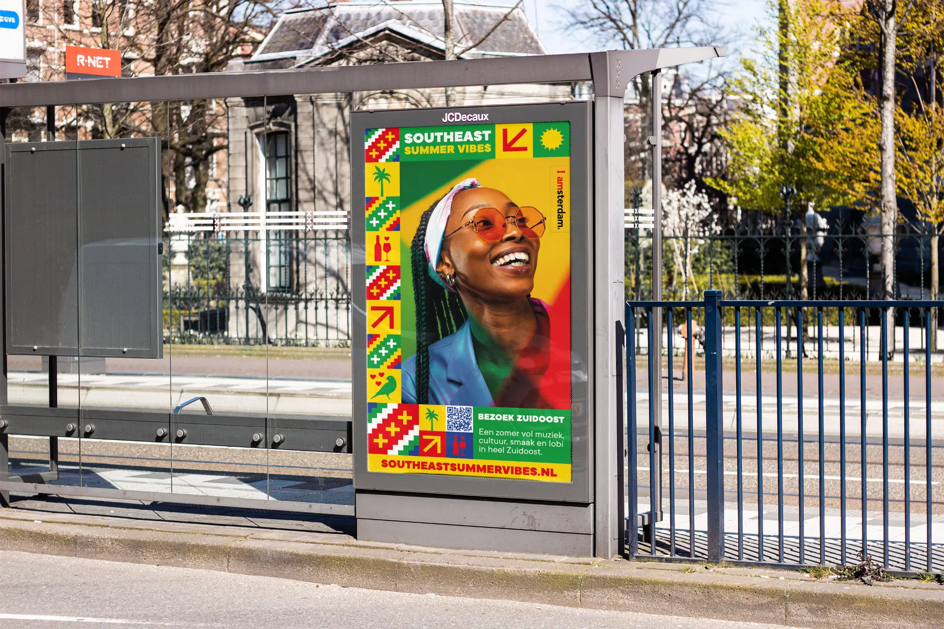 Busabri in Amsterdam met het affiche van de zomercampagne Southeast Summer Vibes van Zuidoost