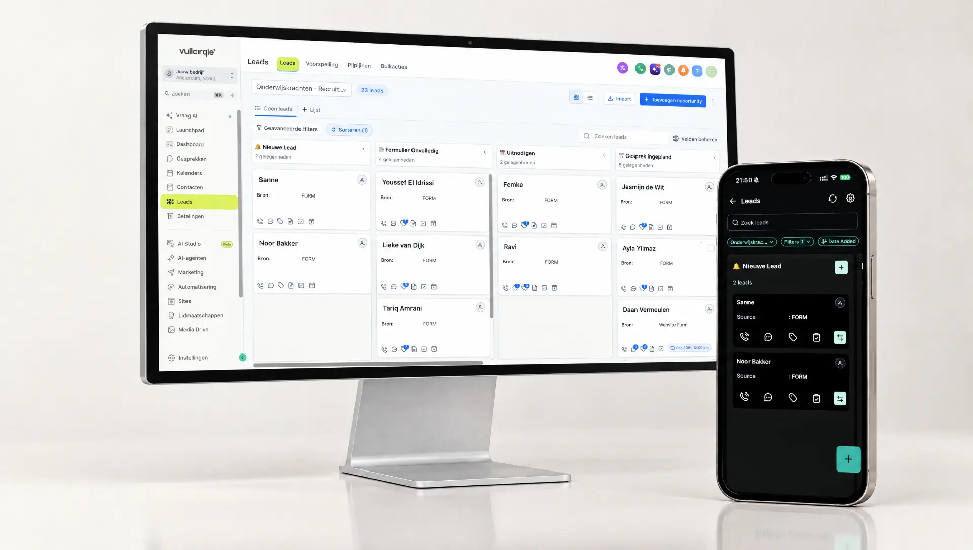 Het CRM-dashboard van vullcirqle op een desktop- en een mobiel scherm naast elkaar, met leads in kolommen.