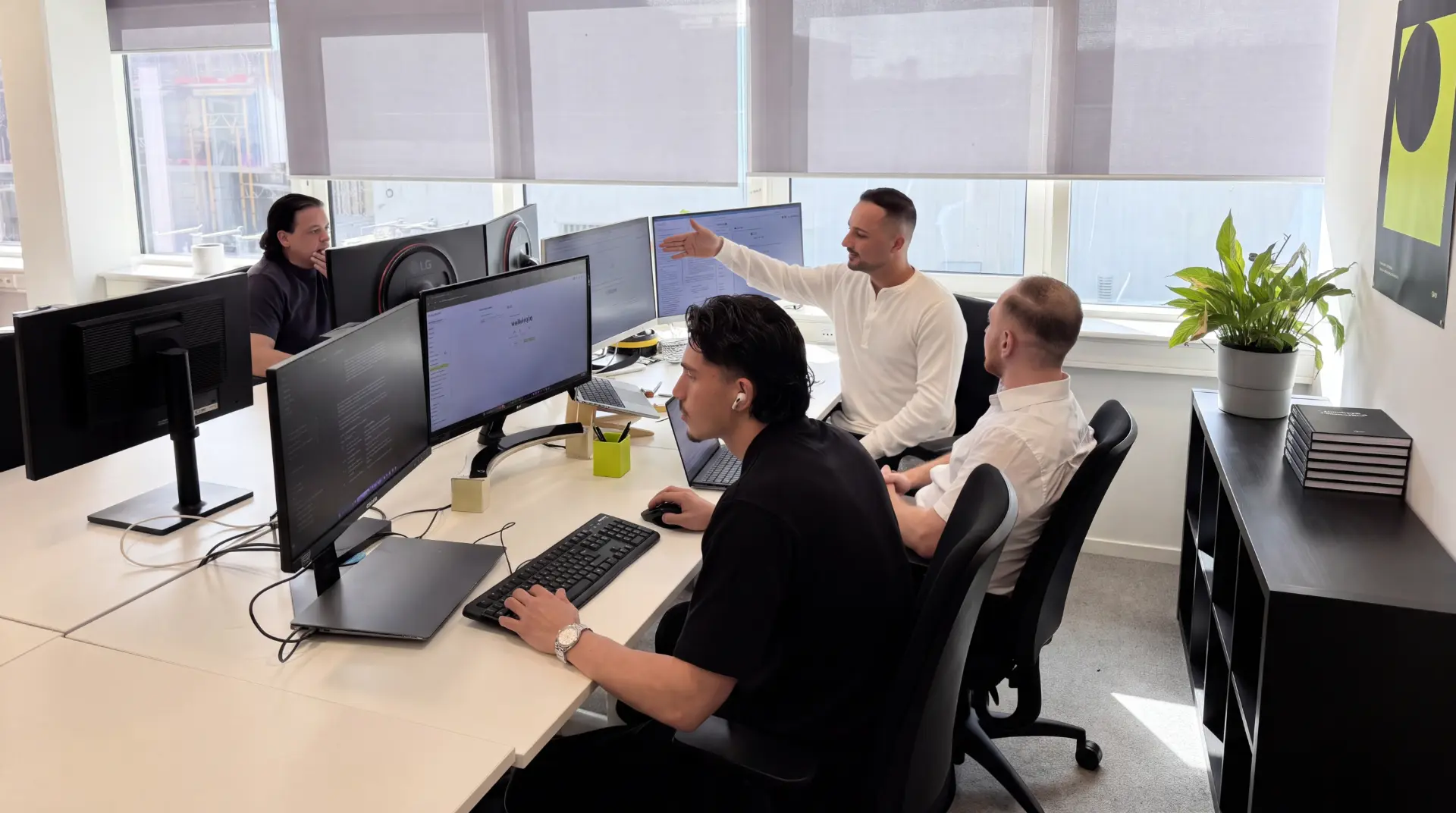 Het team van vullcirqle aan het werk op kantoor